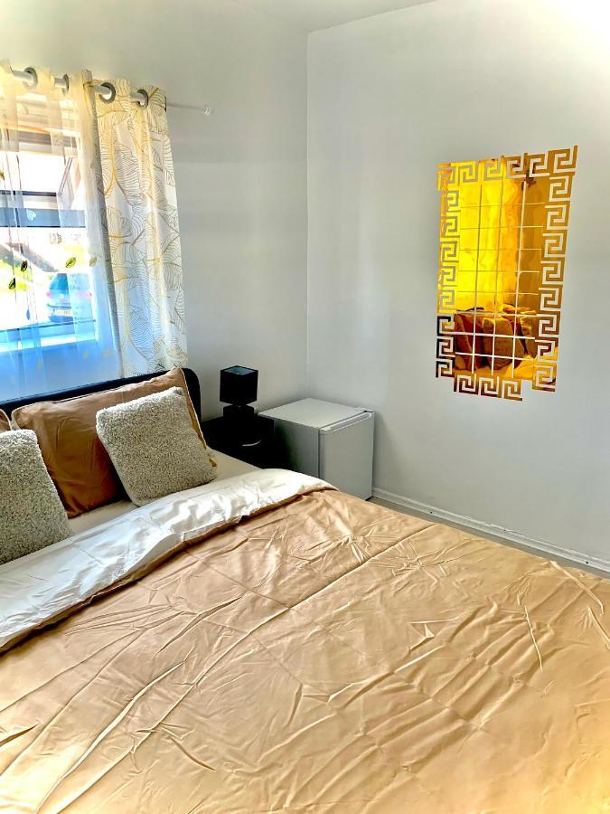 Double Room Bentilee Bucknall  Exterior photo